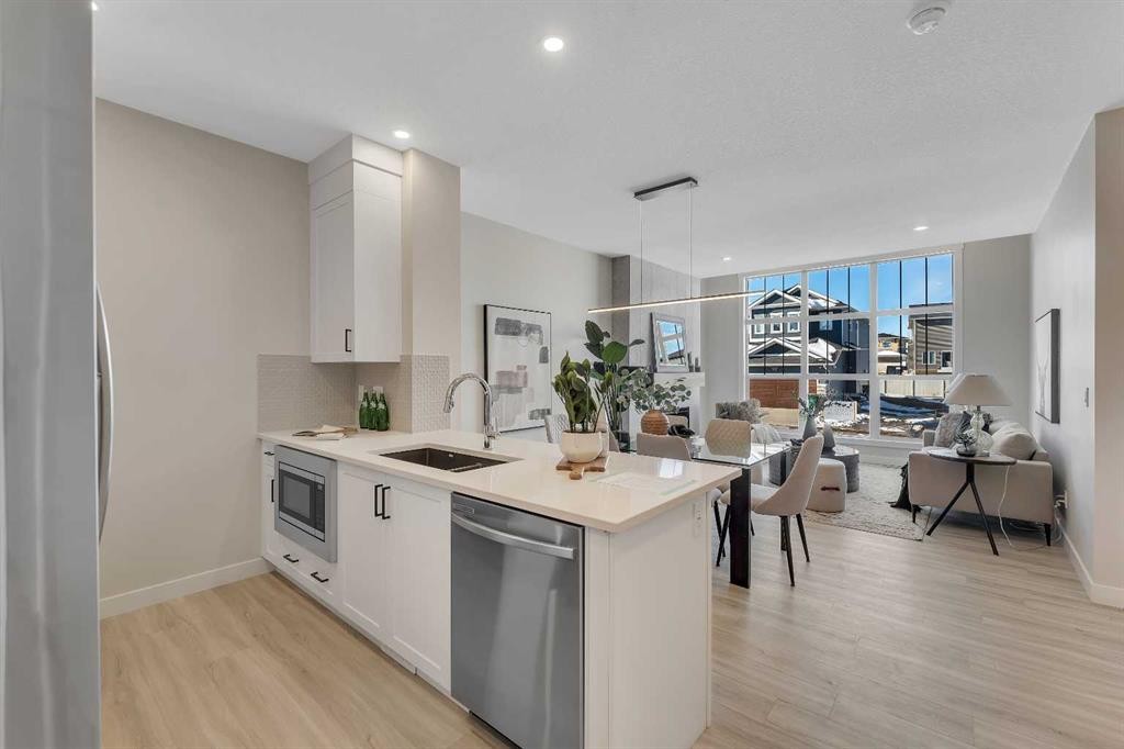 1047 Bayview Crescent, Airdrie, AB - Indoor Photo Showing Kitchen