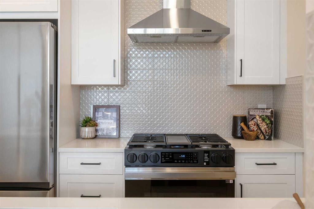 1047 Bayview Crescent, Airdrie, AB - Indoor Photo Showing Kitchen