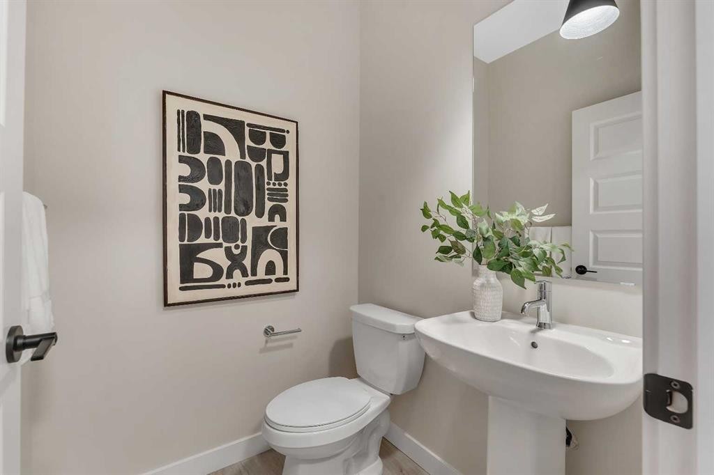 1047 Bayview Crescent, Airdrie, AB - Indoor Photo Showing Bathroom