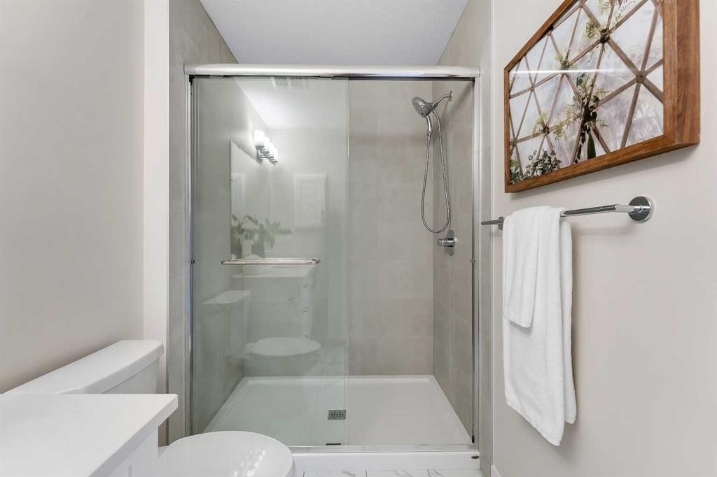 1047 Bayview Crescent, Airdrie, AB - Indoor Photo Showing Bathroom