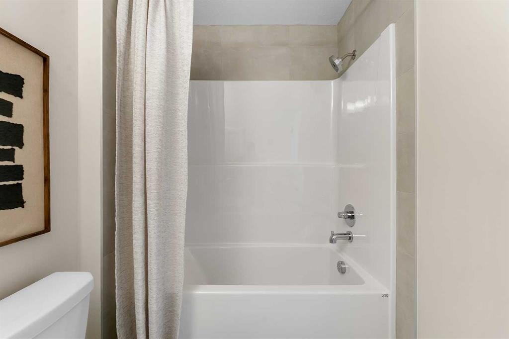 1047 Bayview Crescent, Airdrie, AB - Indoor Photo Showing Bathroom