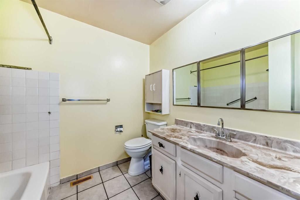 2610 Dover Ridge Drive Se, Calgary, AB - Indoor Photo Showing Bathroom