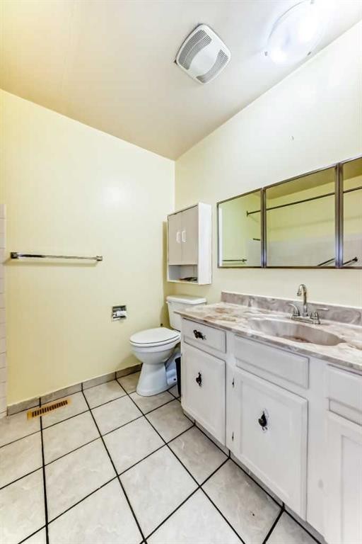 2610 Dover Ridge Drive Se, Calgary, AB - Indoor Photo Showing Bathroom