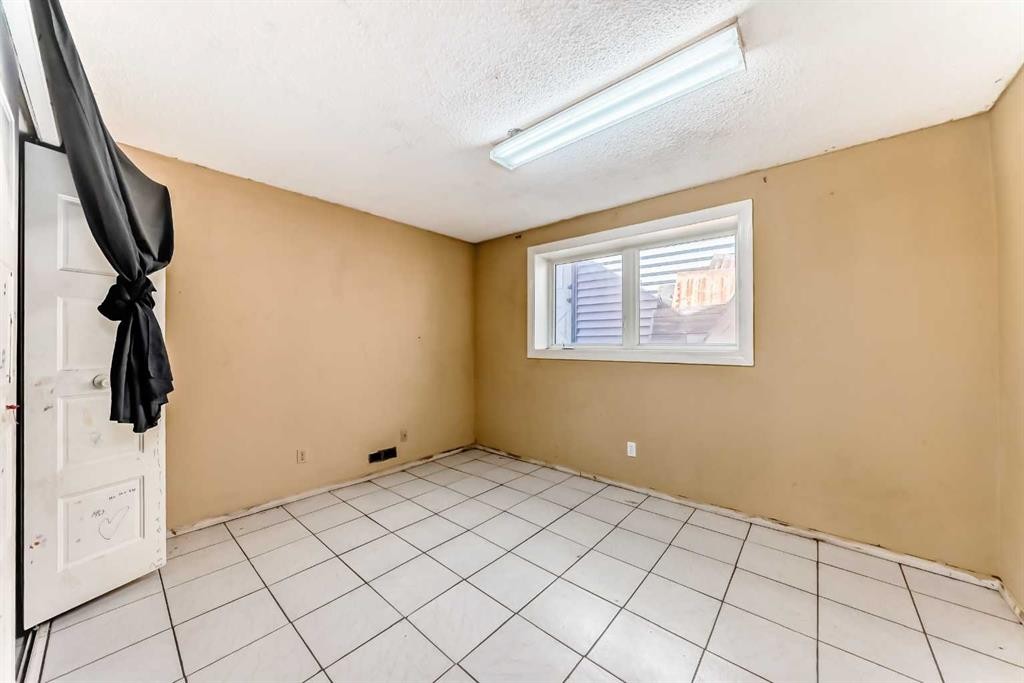 2610 Dover Ridge Drive Se, Calgary, AB - Indoor Photo Showing Other Room