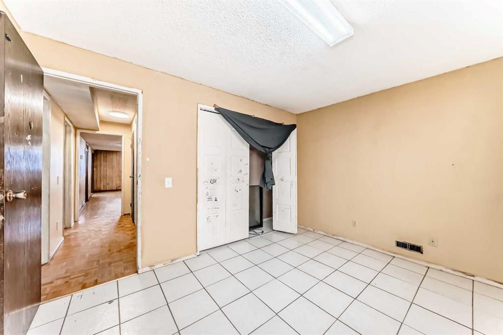 2610 Dover Ridge Drive Se, Calgary, AB - Indoor Photo Showing Other Room