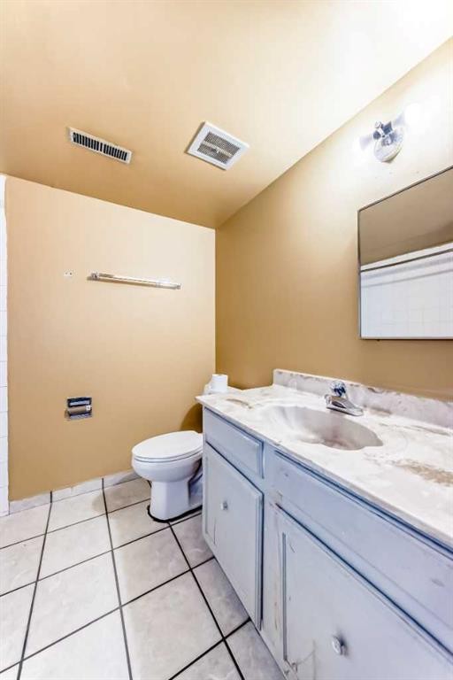 2610 Dover Ridge Drive Se, Calgary, AB - Indoor Photo Showing Bathroom