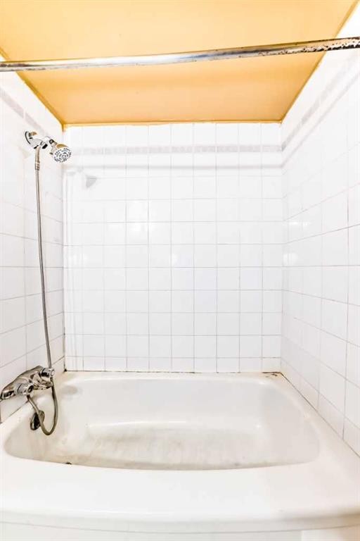 2610 Dover Ridge Drive Se, Calgary, AB - Indoor Photo Showing Bathroom