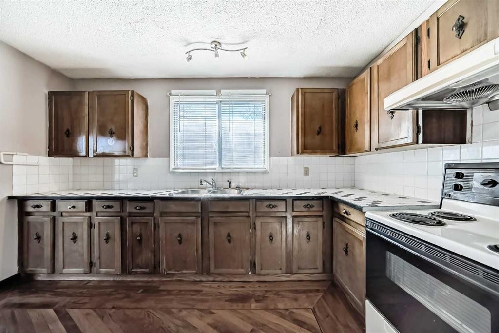 2610 Dover Ridge Drive Se, Calgary, AB - Indoor Photo Showing Kitchen