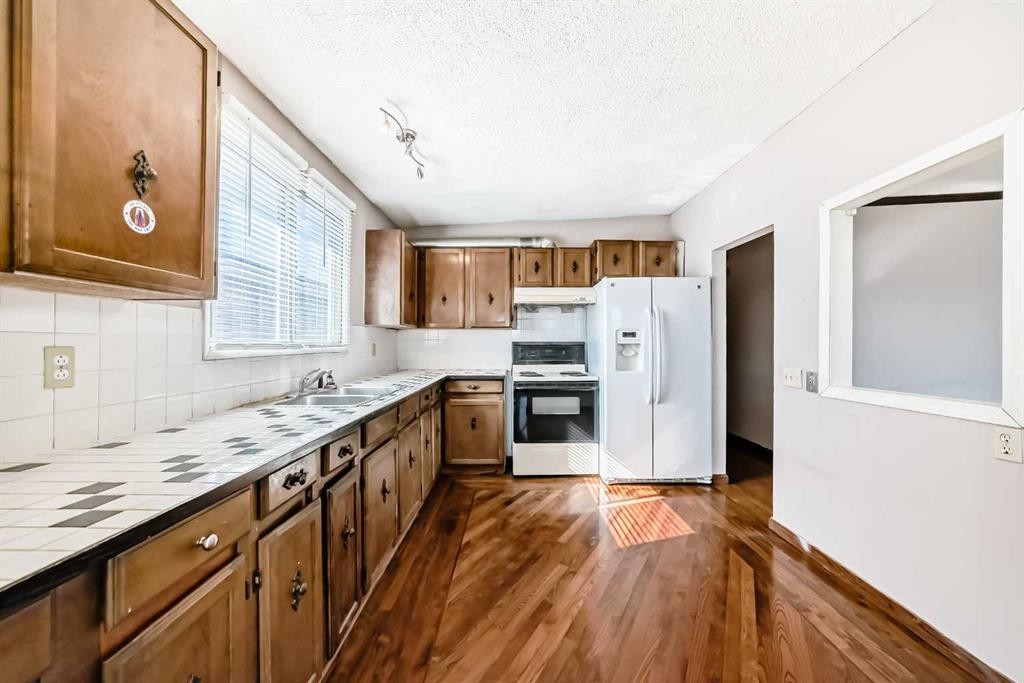 2610 Dover Ridge Drive Se, Calgary, AB - Indoor Photo Showing Kitchen