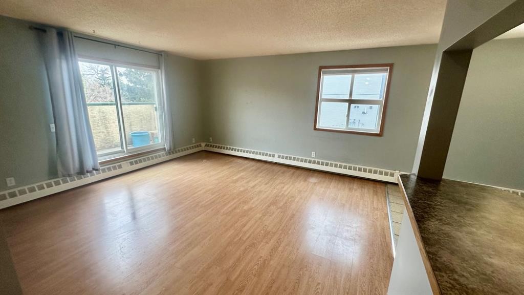 8-6203 Bowness Road Nw, Calgary, AB - Indoor Photo Showing Other Room