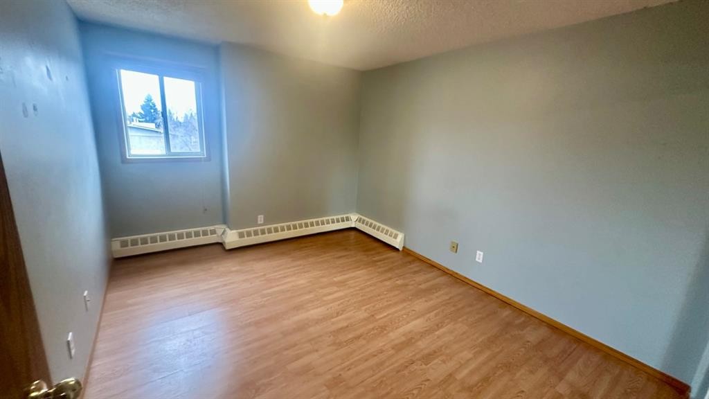 8-6203 Bowness Road Nw, Calgary, AB - Indoor Photo Showing Other Room