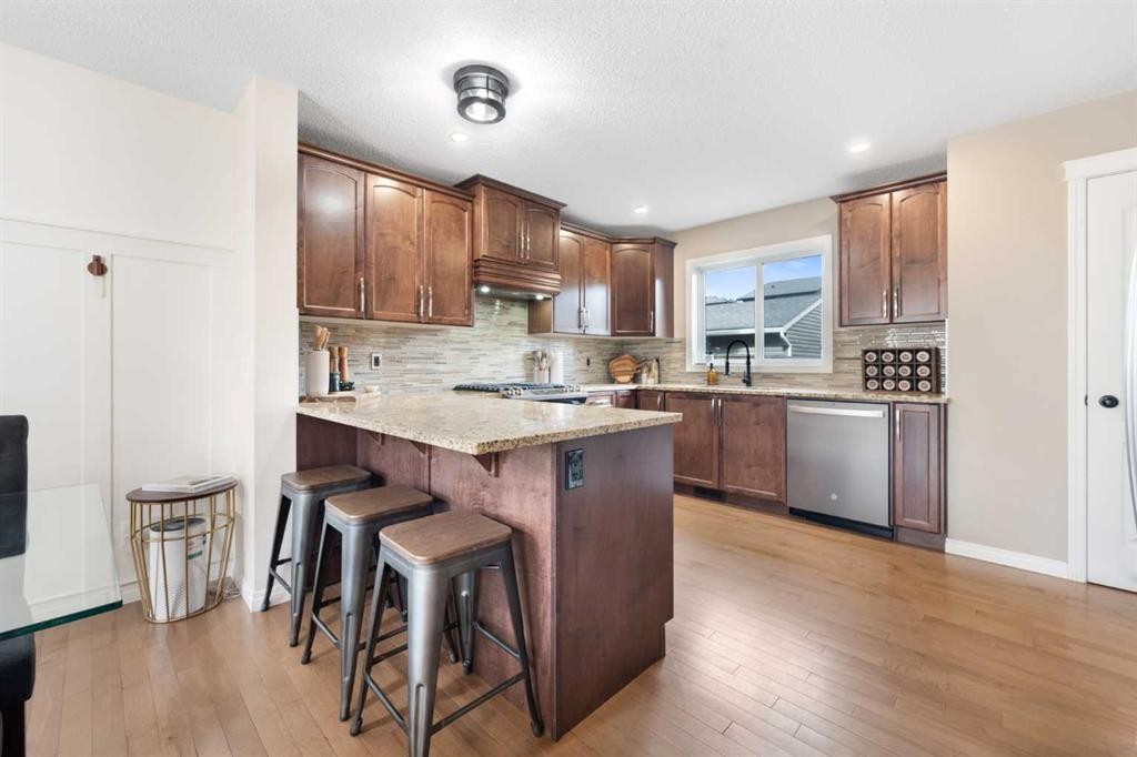 100 Evansborough Common Nw, Calgary, AB - Indoor Photo Showing Kitchen
