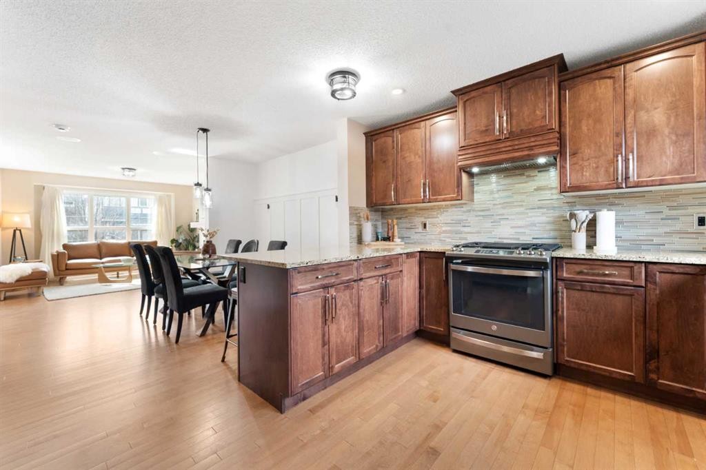 100 Evansborough Common Nw, Calgary, AB - Indoor Photo Showing Kitchen