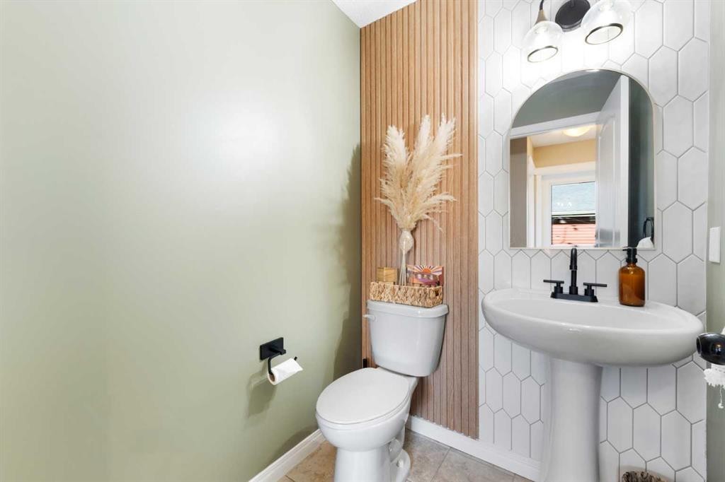 100 Evansborough Common Nw, Calgary, AB - Indoor Photo Showing Bathroom