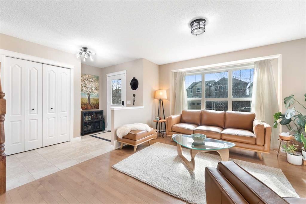 100 Evansborough Common Nw, Calgary, AB - Indoor Photo Showing Living Room