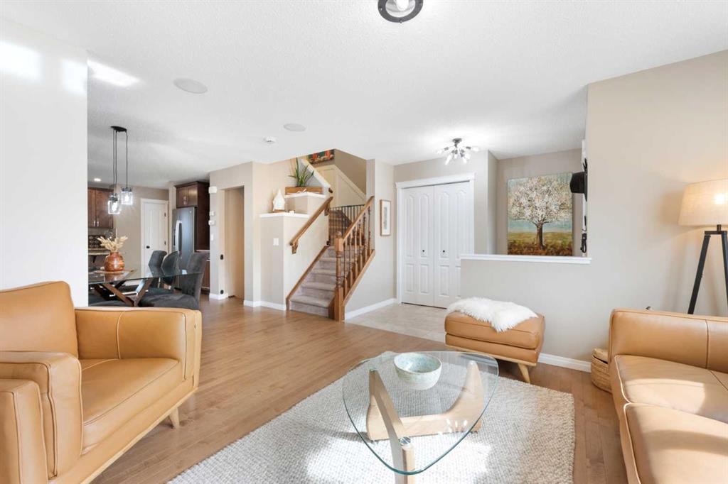 100 Evansborough Common Nw, Calgary, AB - Indoor Photo Showing Living Room