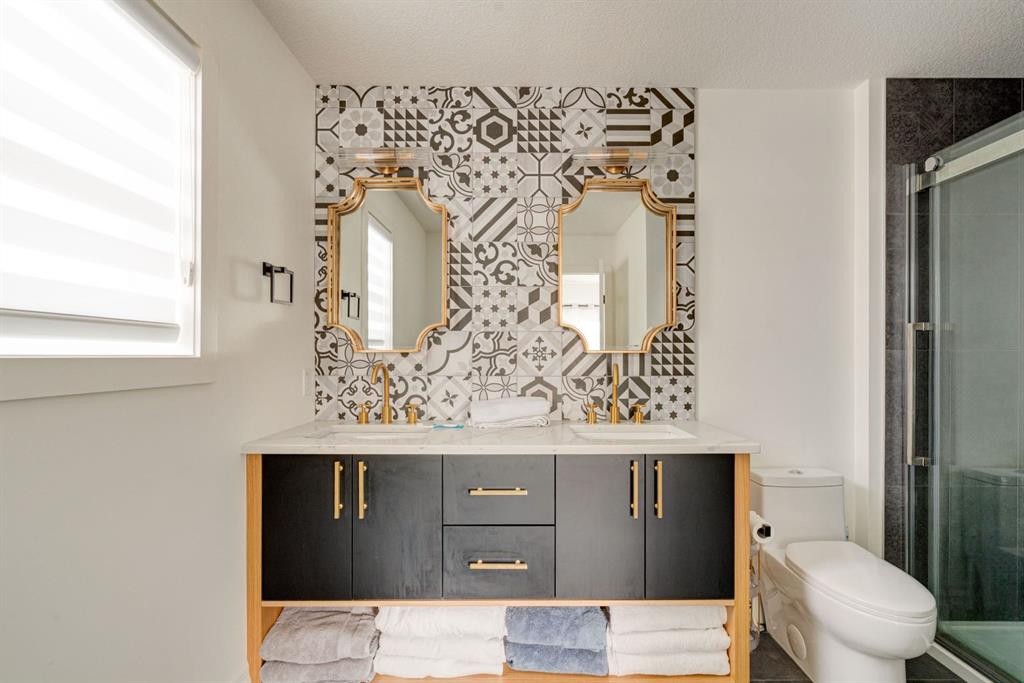 1804 20 Avenue, Calgary, AB - Indoor Photo Showing Bathroom