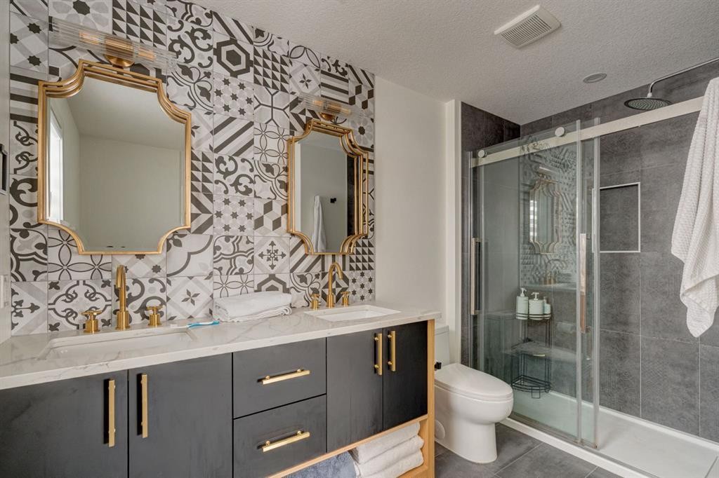 1804 20 Avenue, Calgary, AB - Indoor Photo Showing Bathroom