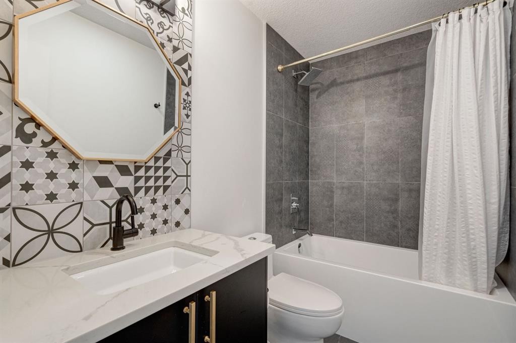 1804 20 Avenue, Calgary, AB - Indoor Photo Showing Bathroom