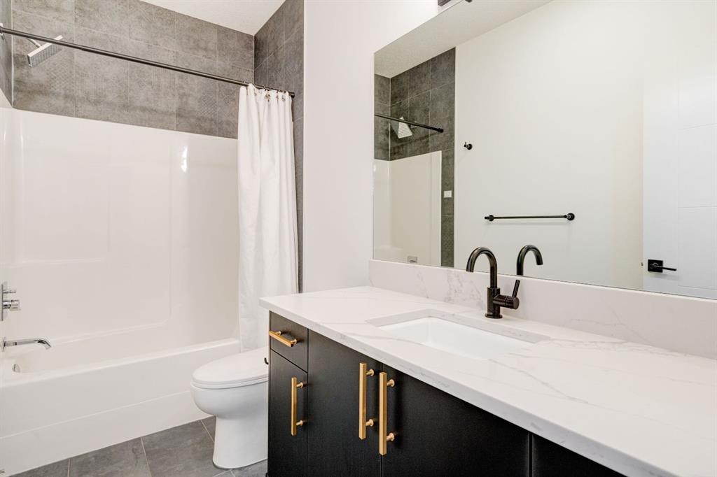 1804 20 Avenue, Calgary, AB - Indoor Photo Showing Bathroom