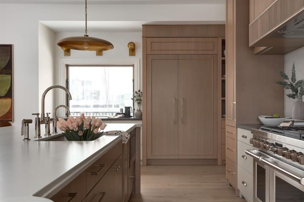 2945 Toronto Crescent Nw, Calgary, AB - Indoor Photo Showing Kitchen