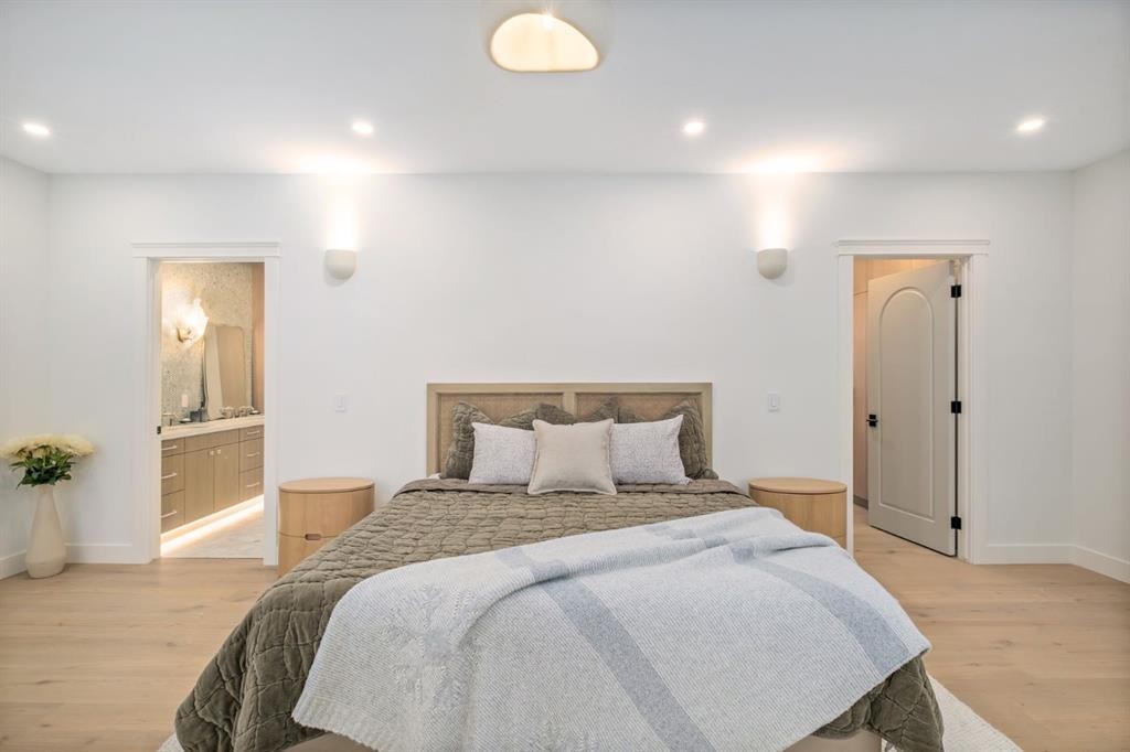 2945 Toronto Crescent Nw, Calgary, AB - Indoor Photo Showing Bedroom
