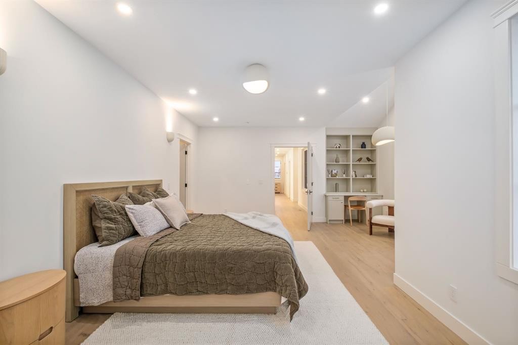 2945 Toronto Crescent Nw, Calgary, AB - Indoor Photo Showing Bedroom