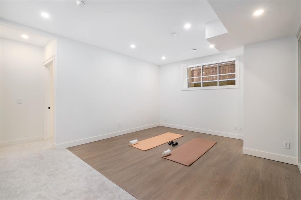 2945 Toronto Crescent Nw, Calgary, AB - Indoor Photo Showing Other Room