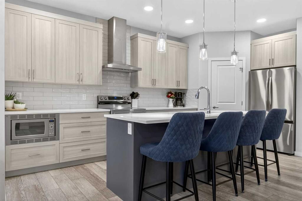 321 Magnolia Way Se, Calgary, AB - Indoor Photo Showing Kitchen With Upgraded Kitchen