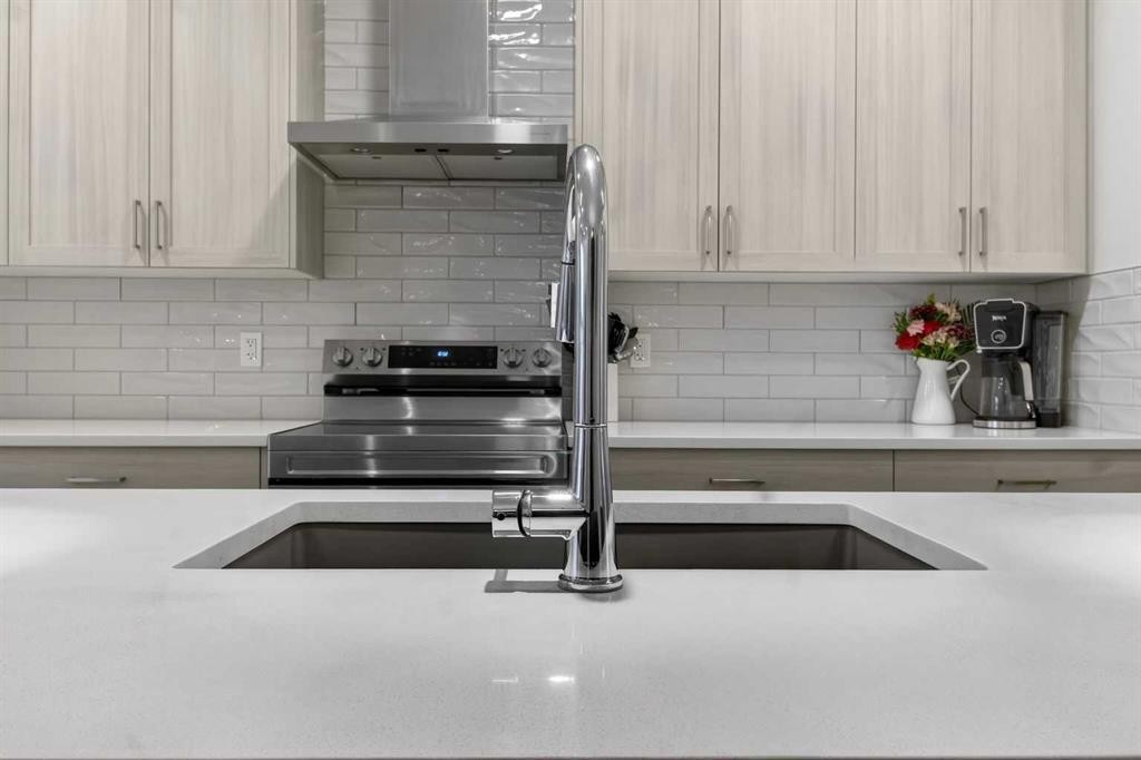 321 Magnolia Way Se, Calgary, AB - Indoor Photo Showing Kitchen