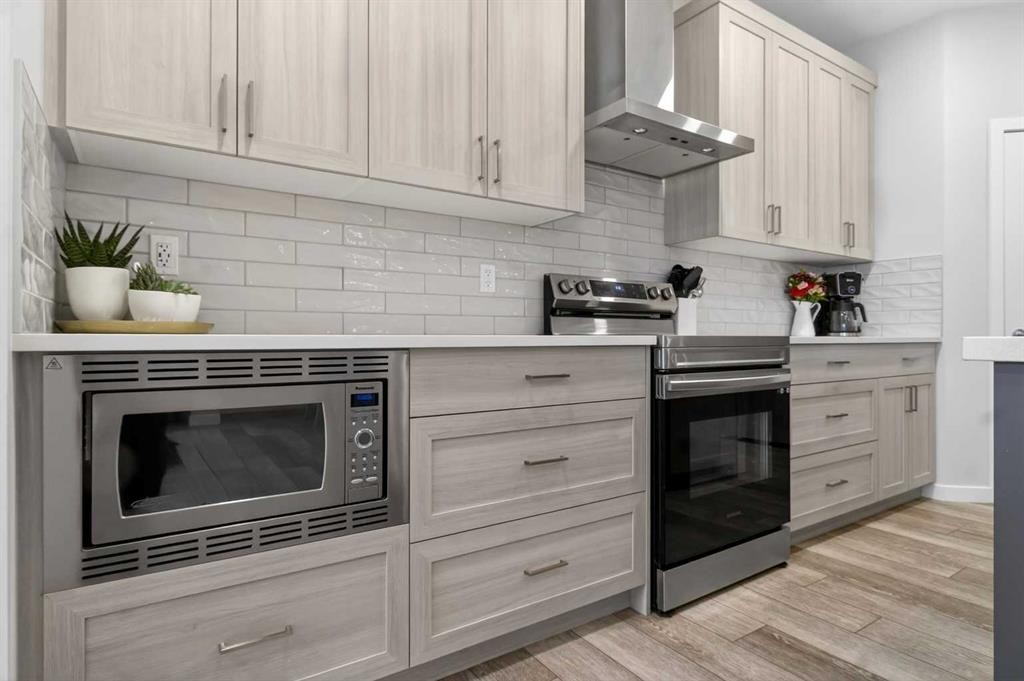 321 Magnolia Way Se, Calgary, AB - Indoor Photo Showing Kitchen With Upgraded Kitchen