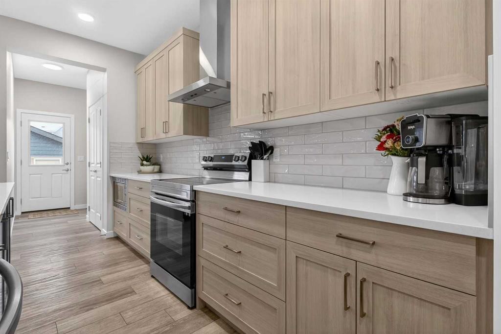 321 Magnolia Way Se, Calgary, AB - Indoor Photo Showing Kitchen