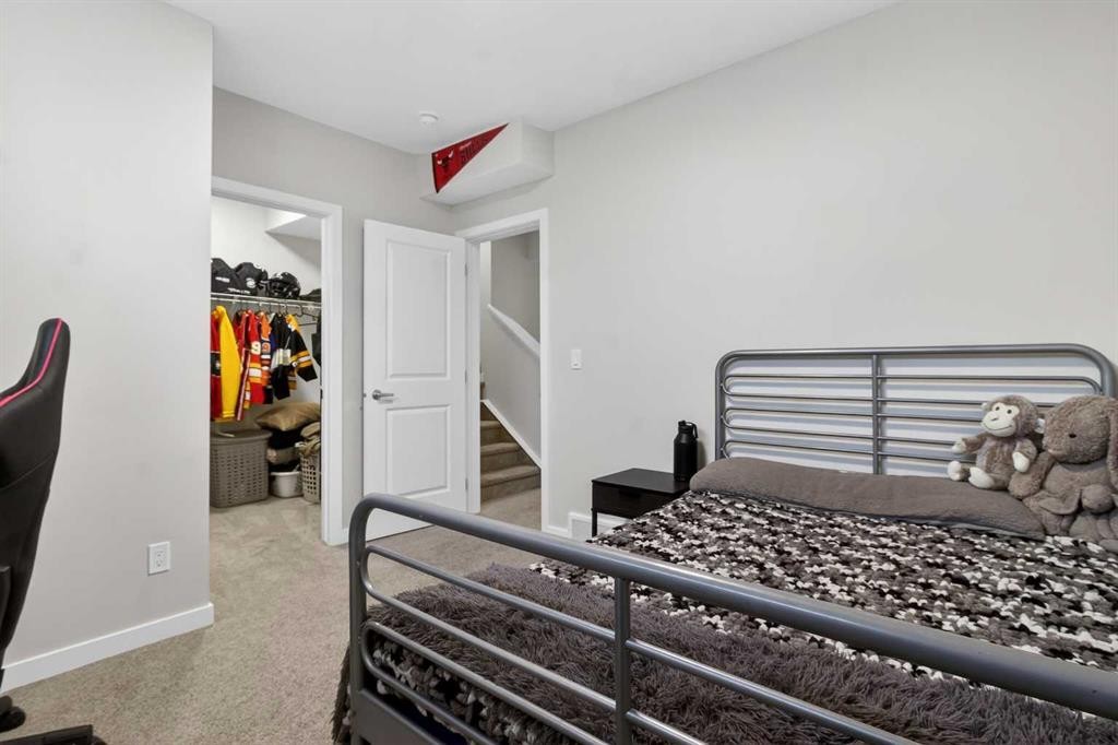 321 Magnolia Way Se, Calgary, AB - Indoor Photo Showing Bedroom