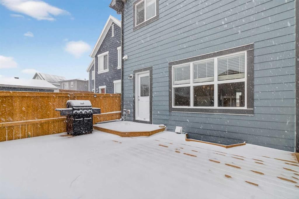321 Magnolia Way Se, Calgary, AB - Outdoor