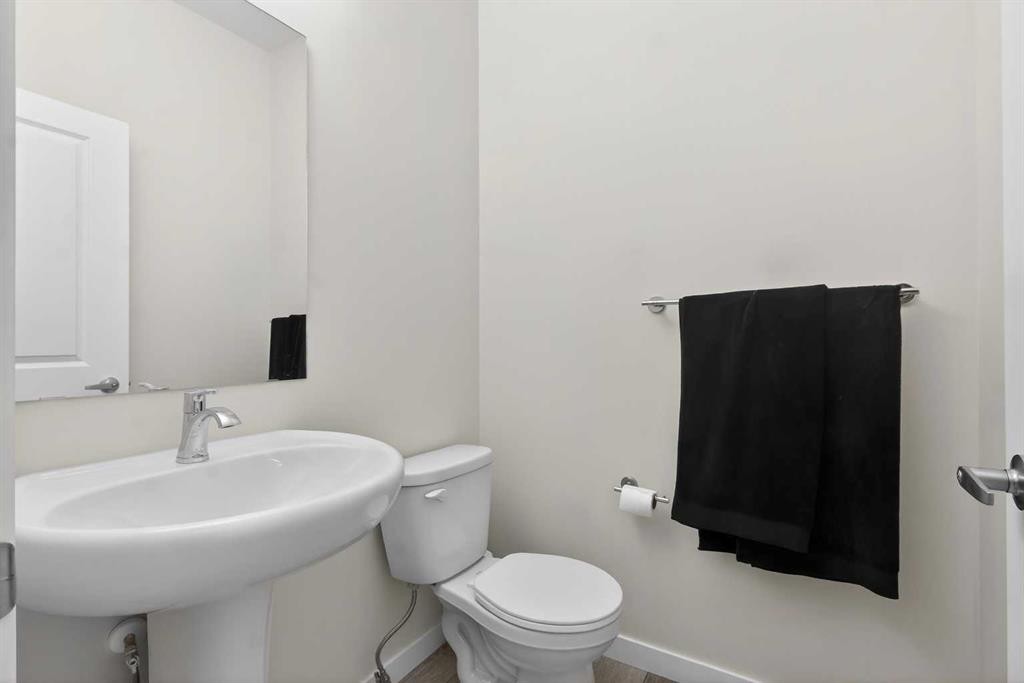 321 Magnolia Way Se, Calgary, AB - Indoor Photo Showing Bathroom
