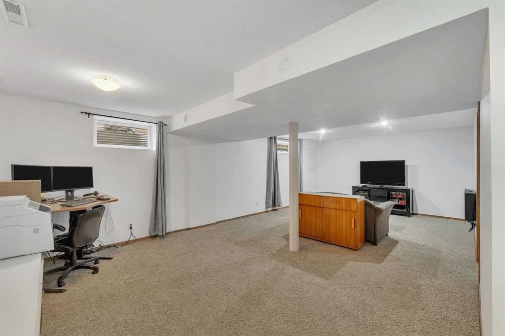 52 Covewood Green Ne, Calgary, AB - Indoor Photo Showing Office