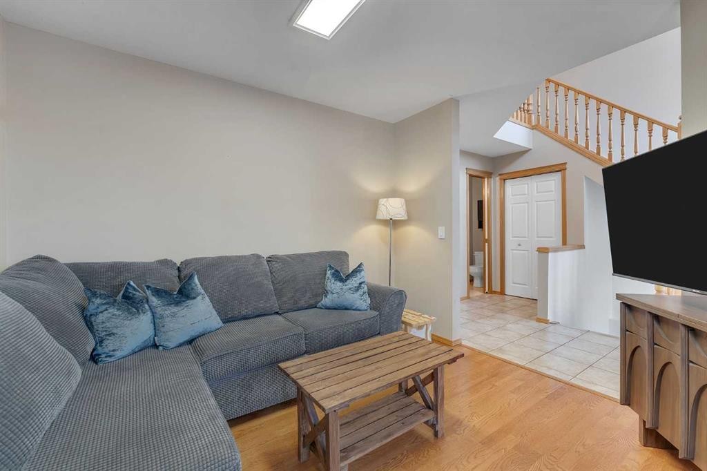 52 Covewood Green Ne, Calgary, AB - Indoor Photo Showing Living Room