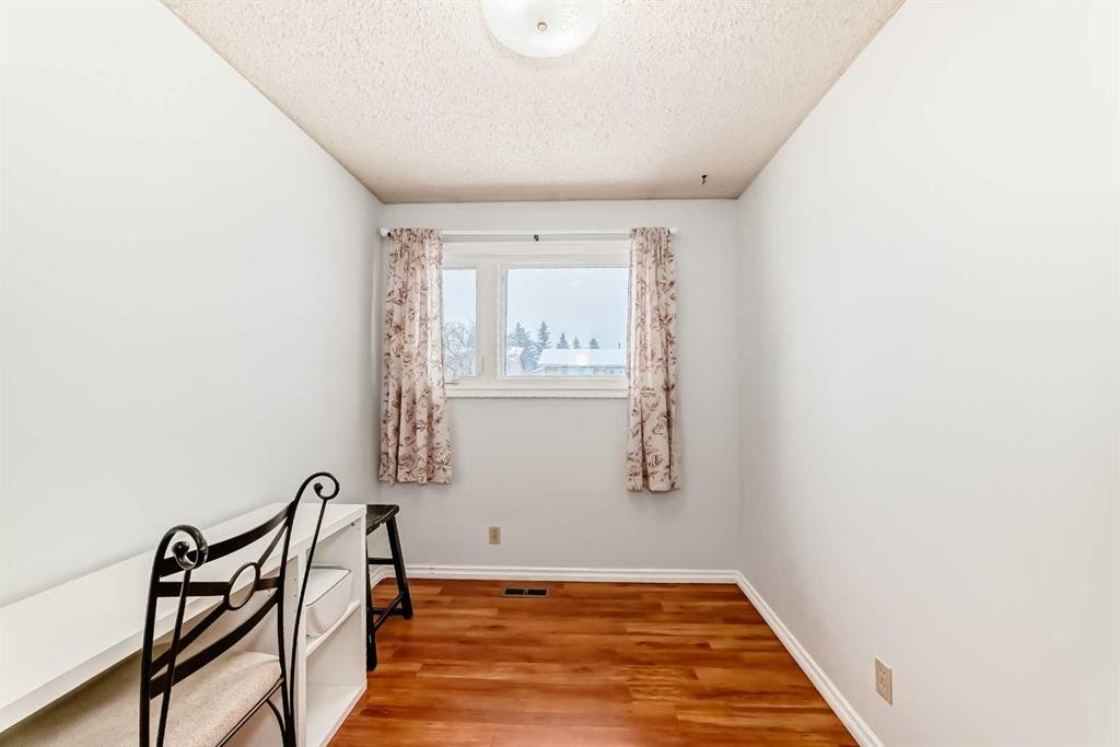 164 Rundlefield Crescent Ne, Calgary, AB - Indoor Photo Showing Other Room