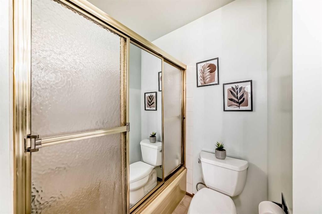 164 Rundlefield Crescent Ne, Calgary, AB - Indoor Photo Showing Bathroom