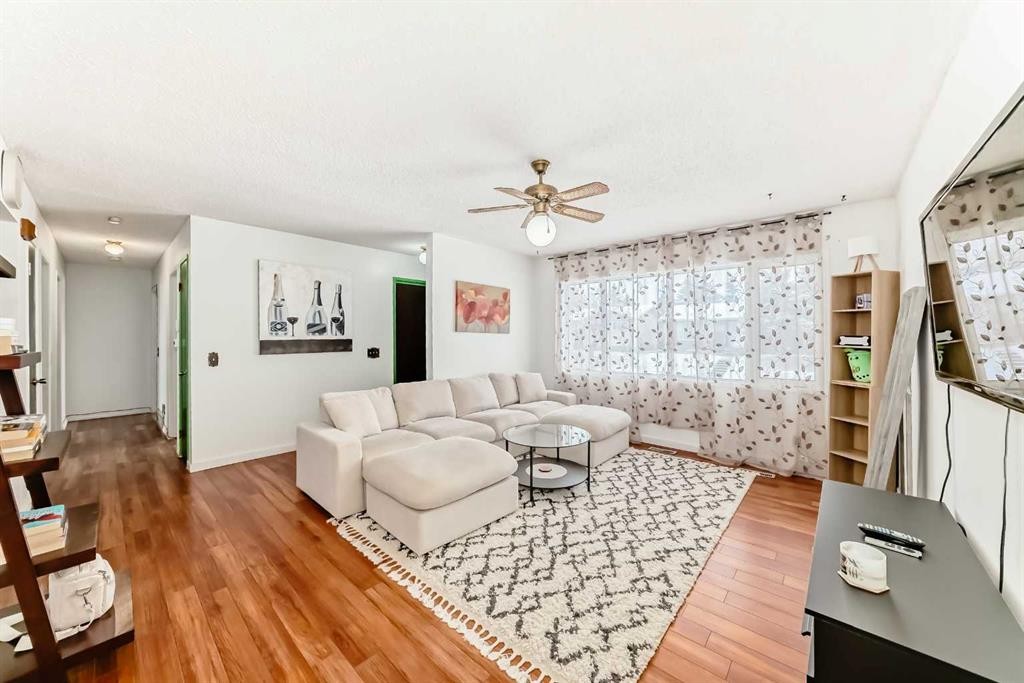 164 Rundlefield Crescent Ne, Calgary, AB - Indoor Photo Showing Living Room