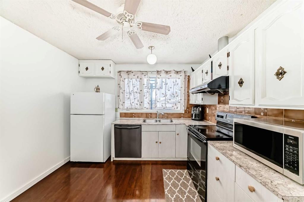 164 Rundlefield Crescent Ne, Calgary, AB - Indoor Photo Showing Kitchen With Double Sink