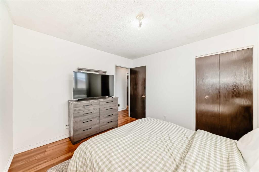 164 Rundlefield Crescent Ne, Calgary, AB - Indoor Photo Showing Bedroom