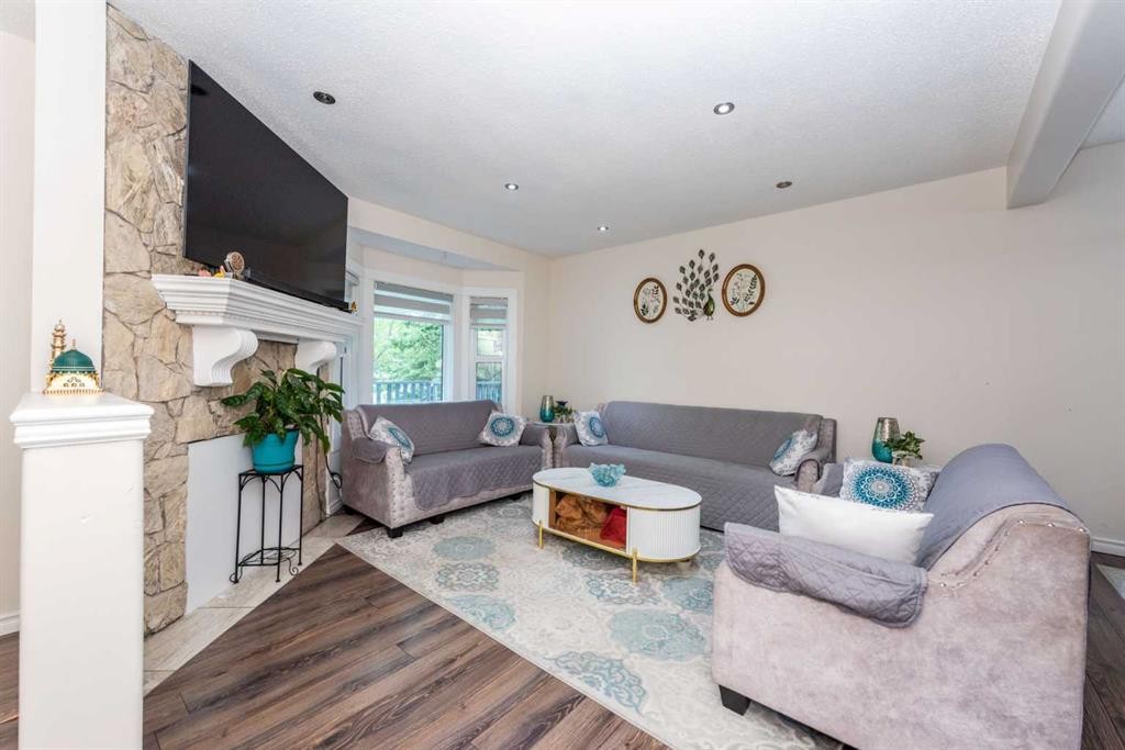 39 Tararidge Drive Ne, Calgary, AB - Indoor Photo Showing Living Room