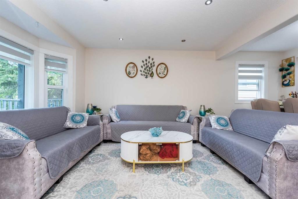 39 Tararidge Drive Ne, Calgary, AB - Indoor Photo Showing Living Room