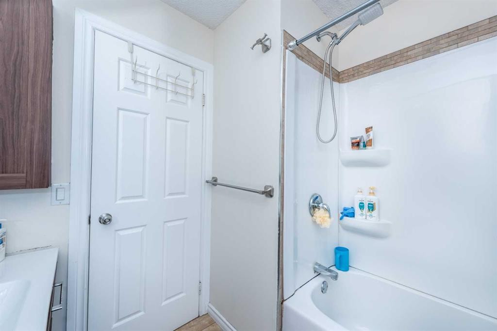 39 Tararidge Drive Ne, Calgary, AB - Indoor Photo Showing Bathroom