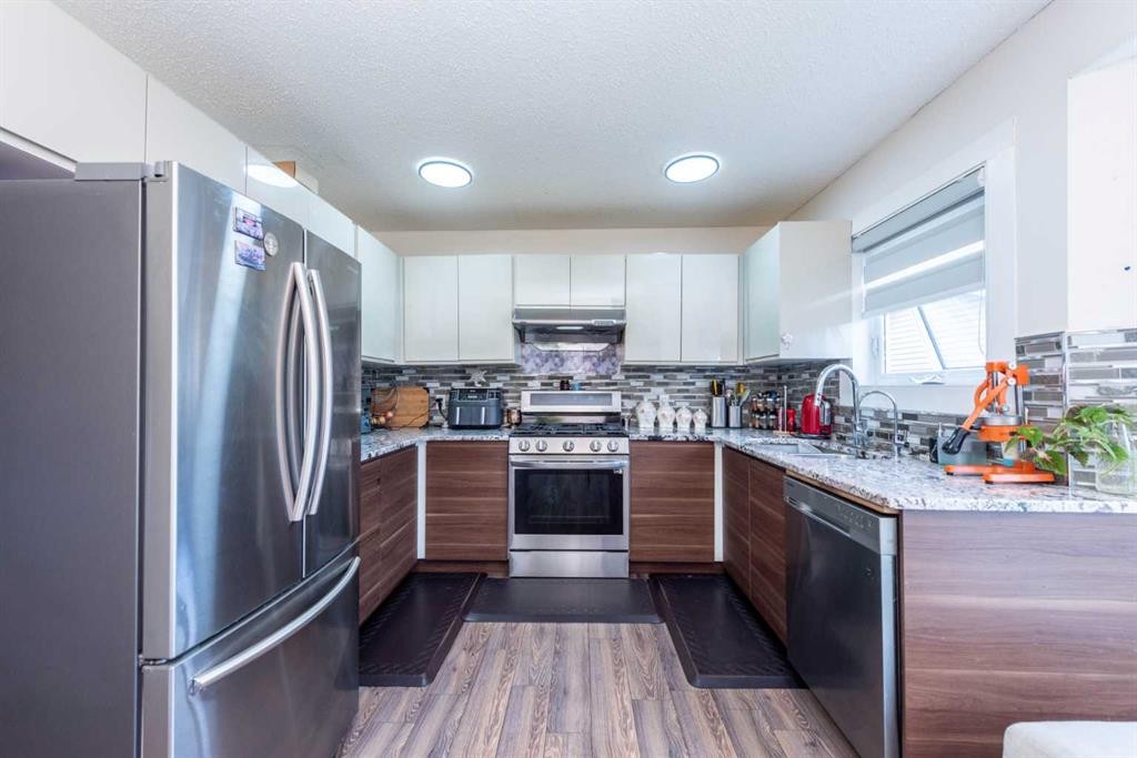 39 Tararidge Drive Ne, Calgary, AB - Indoor Photo Showing Kitchen With Stainless Steel Kitchen With Double Sink With Upgraded Kitchen