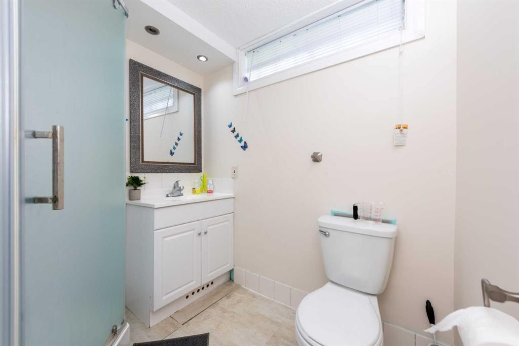 39 Tararidge Drive Ne, Calgary, AB - Indoor Photo Showing Bathroom