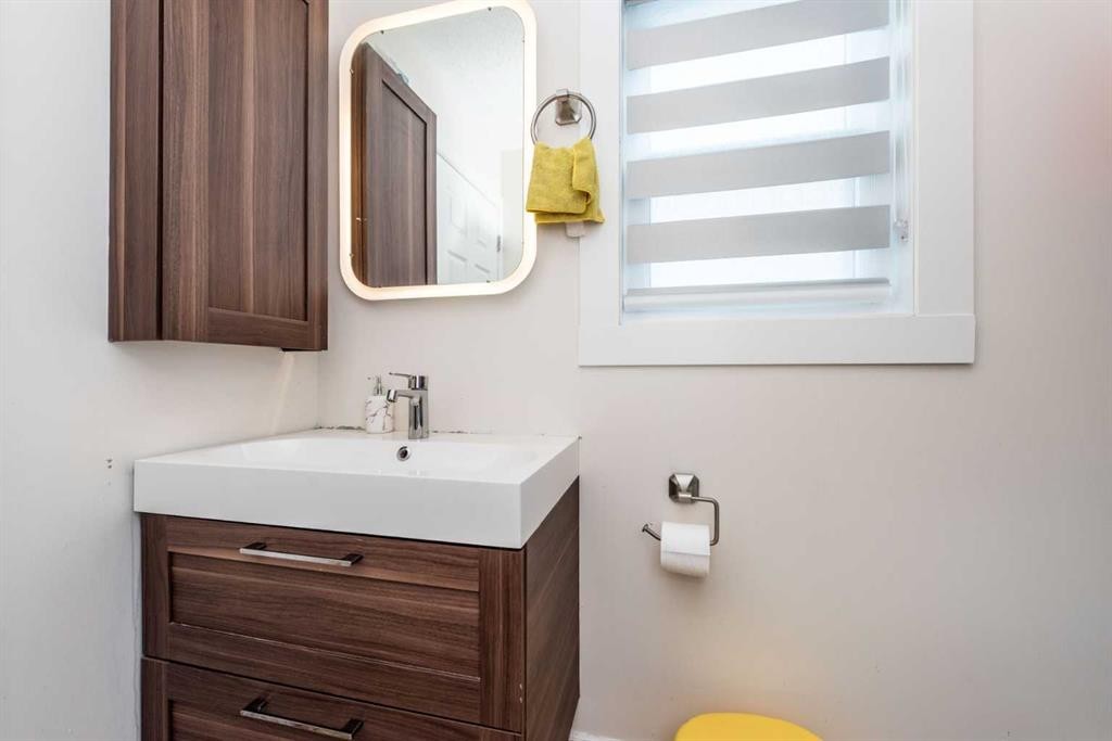 39 Tararidge Drive Ne, Calgary, AB - Indoor Photo Showing Bathroom