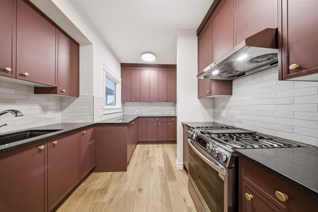 356 Greenwich Drive Nw, Calgary, AB - Indoor Photo Showing Kitchen
