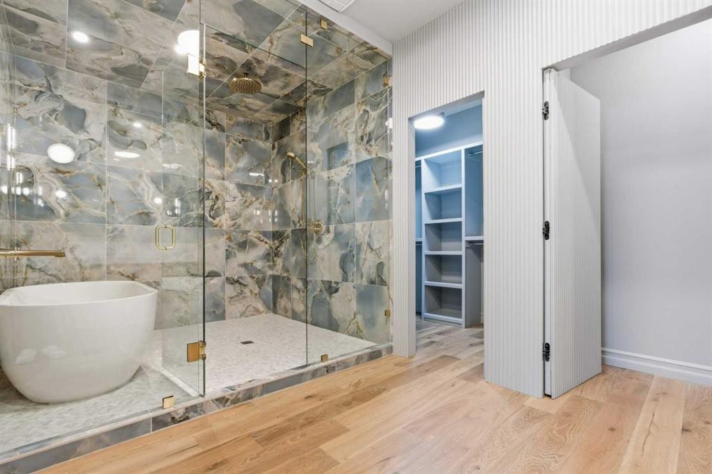 356 Greenwich Drive Nw, Calgary, AB - Indoor Photo Showing Bathroom